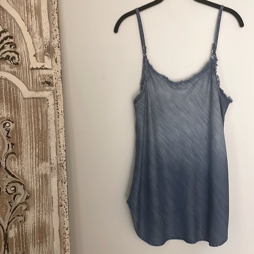 BELLA DAHL OMBRÉ FRAYED EDGE TOP - Picture 5 of 6